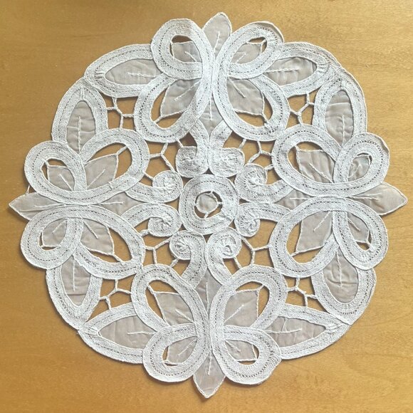 🆕 SET 2 Vintage Crystal Lace Round Doily | 9” Cutout Butterfly Design | NWT - Picture 4 of 6